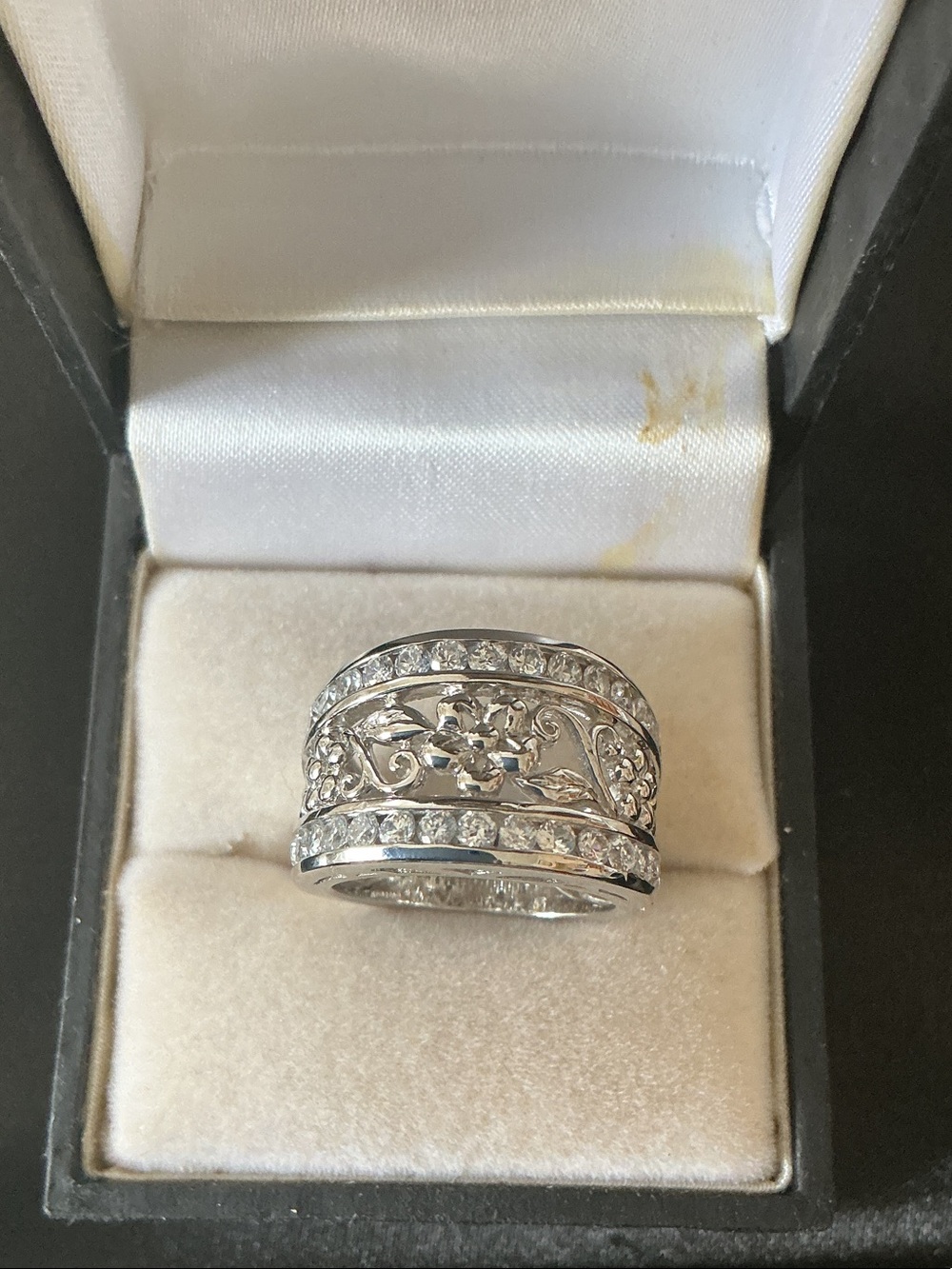 Elegant Floral Silver Crystal Band Ring - Silver